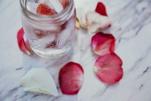 Rosenwasser gegen Pickel, Falten und Entzündungen